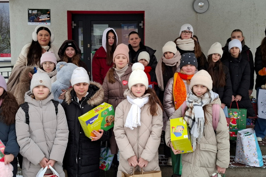 „Paczuszka dla Maluszka”. Uczniowie z Lubaczowa z wizytą w Domu Dziecka w Nowej Grobli