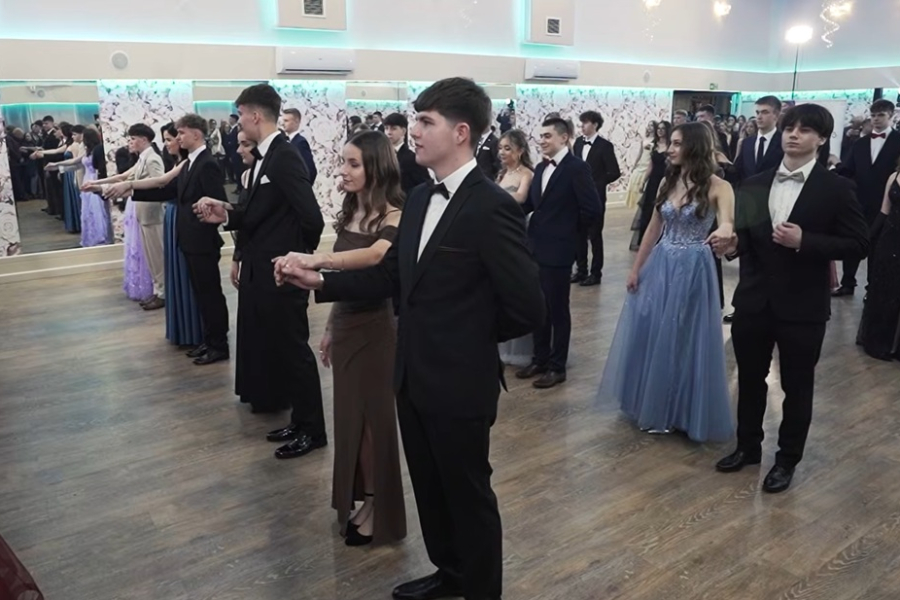 Tak zatańczyli poloneza uczniowie Liceum Ogólnokształcącego w Lubaczowie [VIDEO]