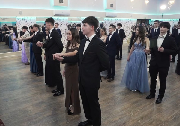 Tak zatańczyli poloneza uczniowie Liceum Ogólnokształcącego w Lubaczowie [VIDEO]