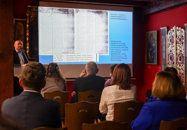 Listy i dokumenty sprzed dekad odkryte w Lubaczowie. Muzeum pokazuje efekty prac