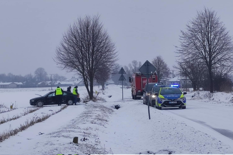 Dachowanie w Uszkowcach. Samochód bez tablic, kierowcy nie było na miejscu [ZDJĘCIA]