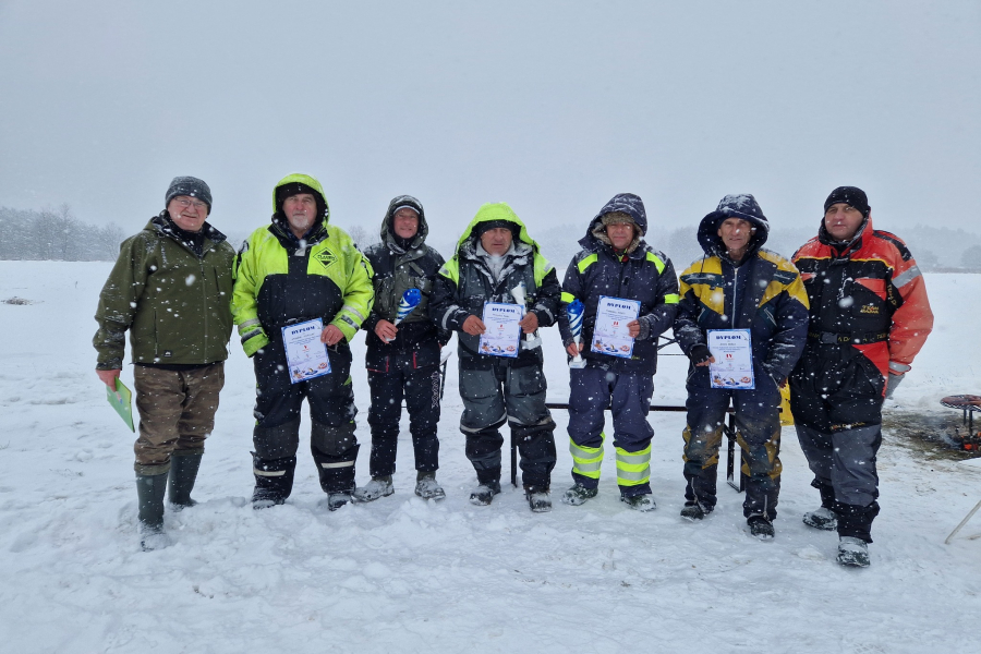 22 wędkarzy na lodzie. Tak wyglądała rywalizacja w Borowej Górze [ZDJĘCIA]