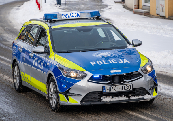 Pijany wpadł do rowu i leżał w śniegu. Kobieta ruszyła z pomocą