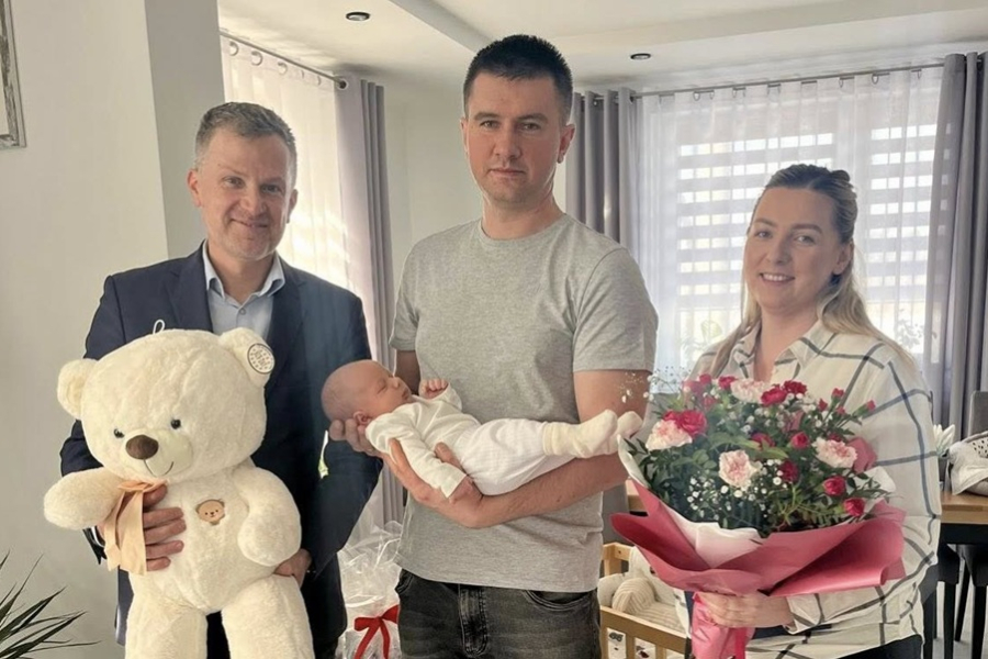 Marcel pierwszym mieszkańcem 2026 roku w Gminie Narol. Burmistrz z wizytą i wyprawką