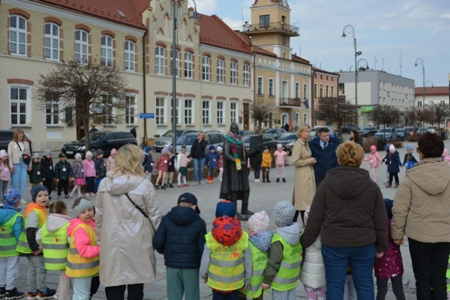 Szalik dla Lubacza. Przedszkolaki uczciły 650-lecie miasta wyjątkową inicjatywą [FOTO]