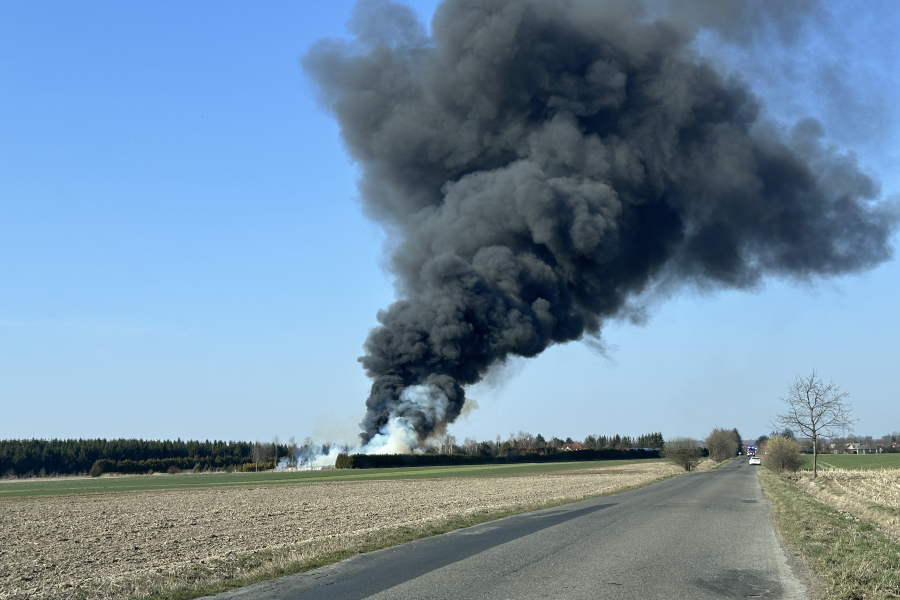 Czarny dym nad Oleszycami. Trwa gaszenie pożaru [ZDJĘCIA]