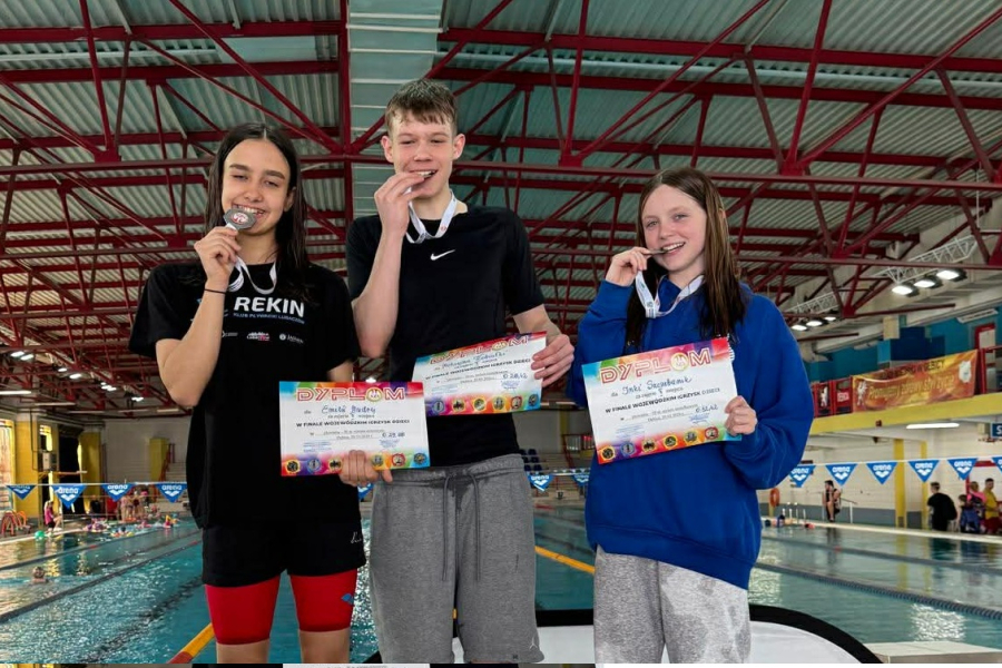 Młodzi pływacy z Lubaczowa na podium. Rekiny z sukcesami w Dębicy