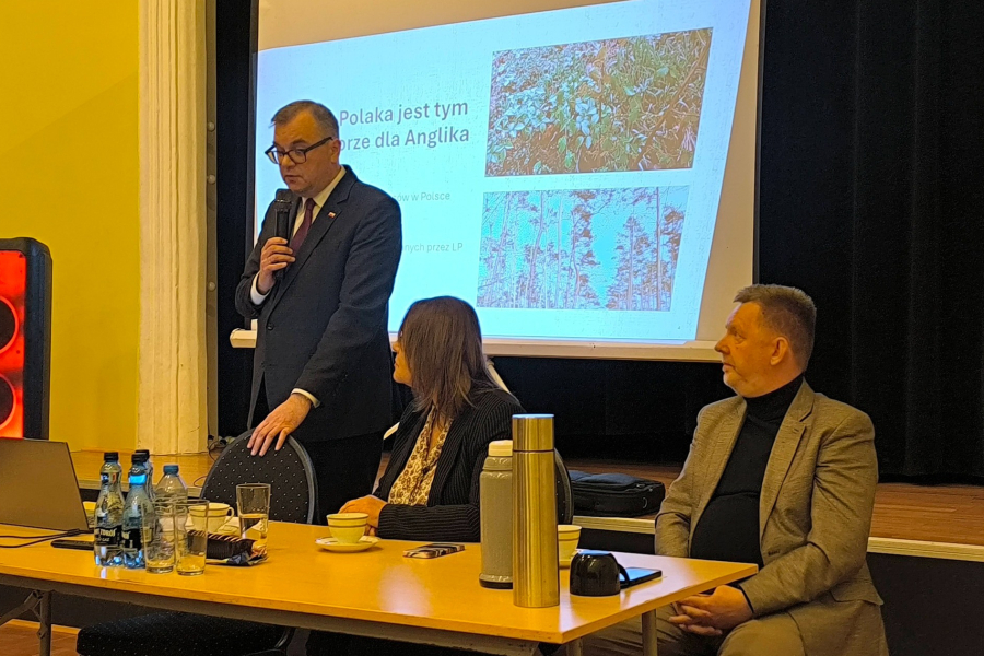 Politycy PiS w Cieszanowie o przyszłości lasów i elektrowniach wiatrowych [ZDJĘCIA]