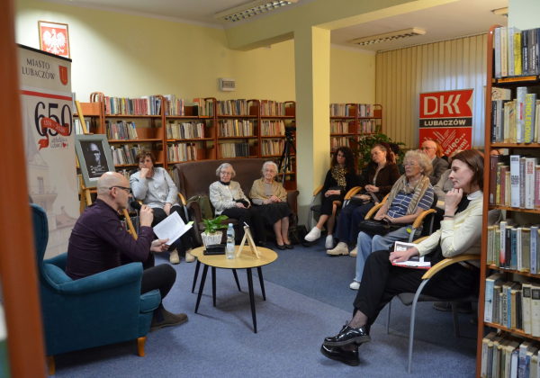 Wieczór poetycki z Jackiem Hadamem w Miejskiej Bibliotece Publicznej w Lubaczowie [FOTO]