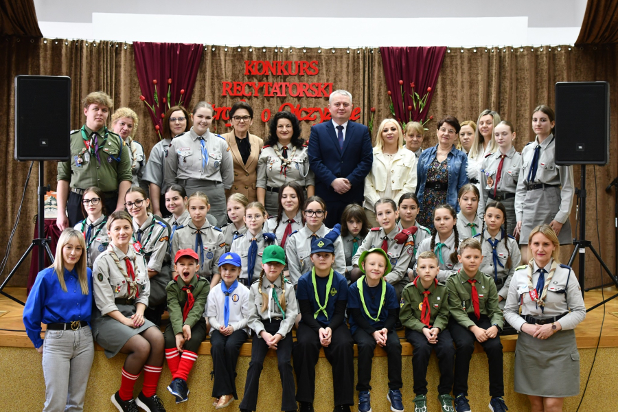 Młodzi recytatorzy na scenie. „Strofy o Ojczyźnie” w Wielkich Oczach [ZDJĘCIA]