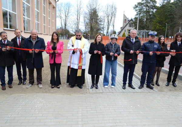 Nowe miejsca dla dzieci już otwarte. Dąbków z większym żłobkiem, Młodów z miasteczkiem