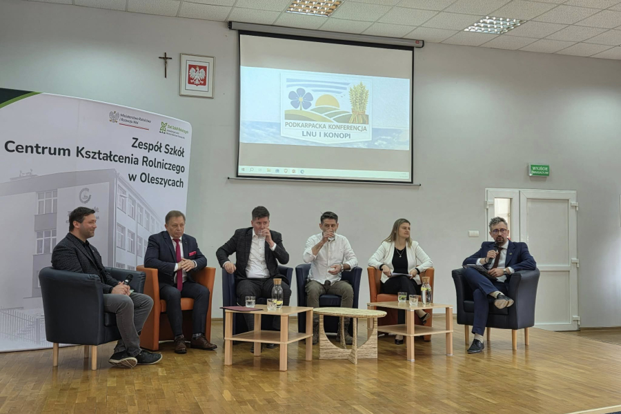 Len i konopie wrócą na pola? W Oleszycach odbyła się konferencja o przyszłości upraw