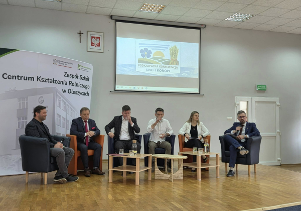 Len i konopie wrócą na pola? W Oleszycach odbyła się konferencja o przyszłości upraw