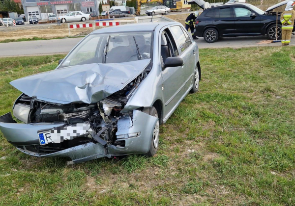 Czołowe zderzenie BMW ze Skodą w Dachnowie [ZDJĘCIA]