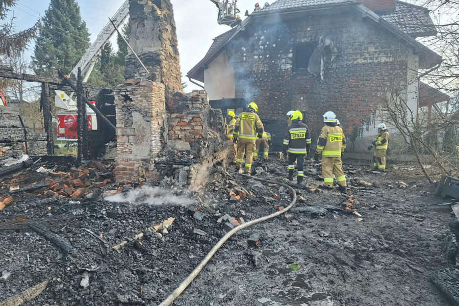 Pożar dwóch domów w Narolu. Jeden budynek spłonął, drugi został uszkodzony [ZDJĘCIA]