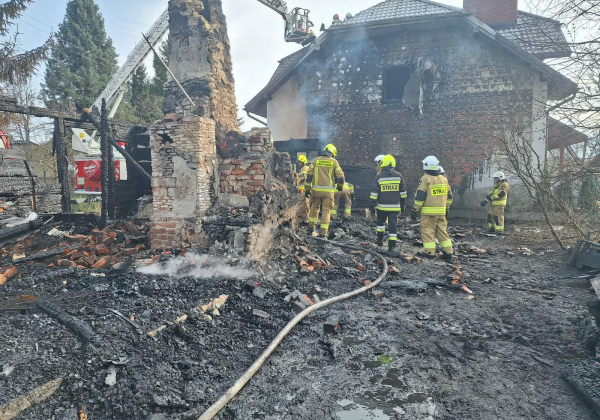 Pożar dwóch domów w Narolu. Jeden budynek spłonął, drugi został uszkodzony [ZDJĘCIA]
