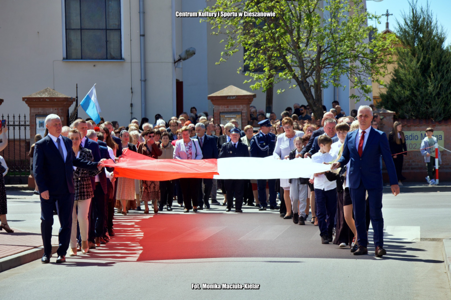 Patriotyczny przemarsz i wspólne śpiewanie. Tak Cieszanów świętował 3 Maja [ZDJĘCIA]