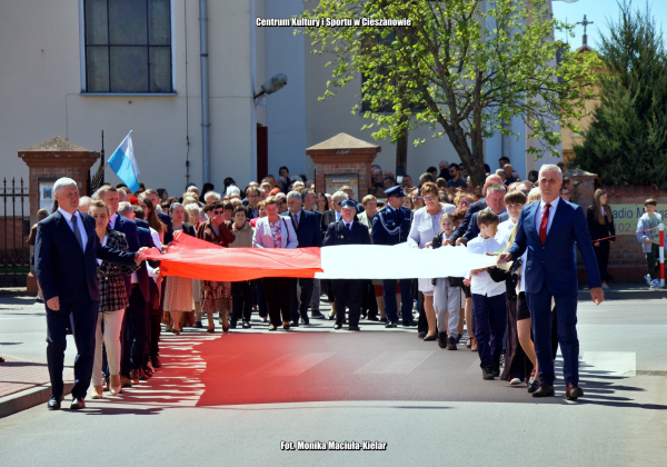Patriotyczny przemarsz i wspólne śpiewanie. Tak Cieszanów świętował 3 Maja [ZDJĘCIA]