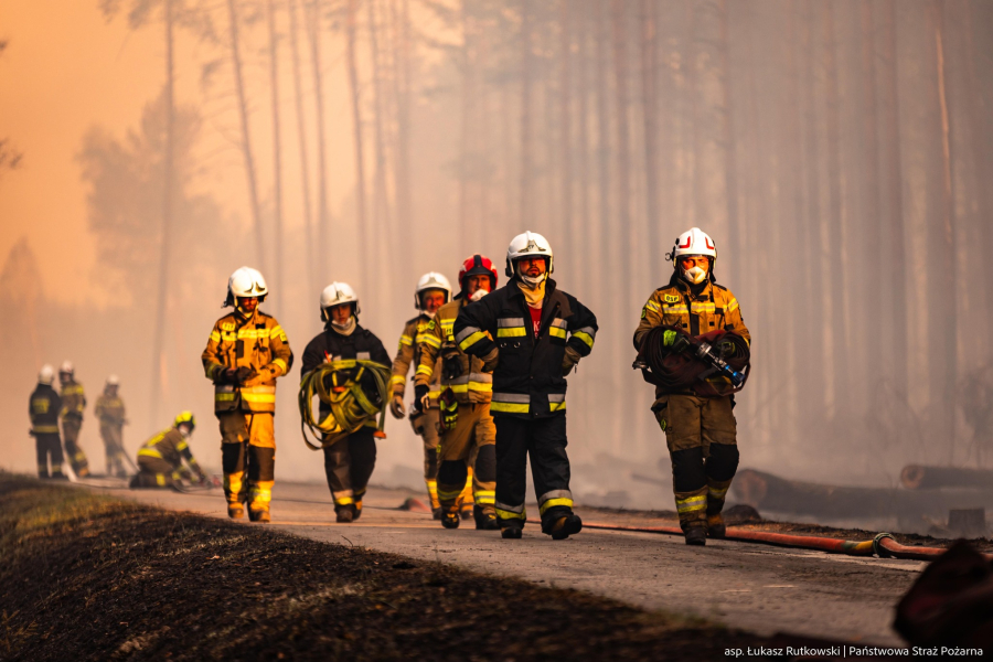 Pomoc dla strażaków walczących z pożarem. OSP Lipsko organizuje zbiórkę wody i jedzenia