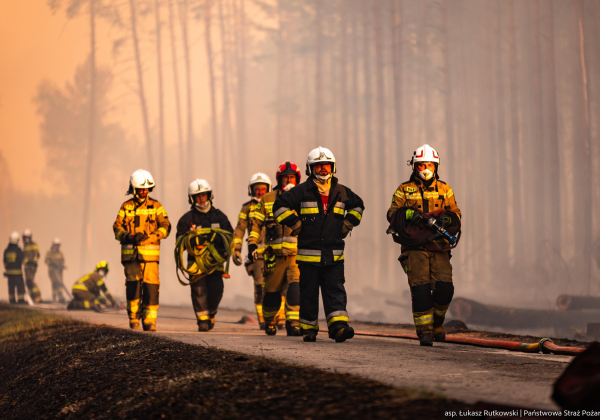 Pomoc dla strażaków walczących z pożarem. OSP Lipsko organizuje zbiórkę wody i jedzenia