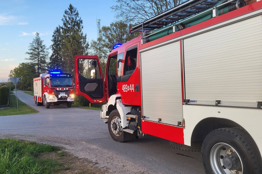 6 i 8-latek dla „żartu” zgłosili pożar lasu. 5 zastępów strażaków ruszyło do akcji