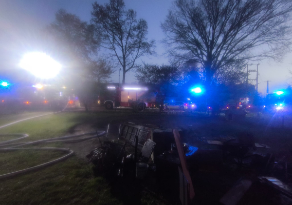 Nocna akcja strażaków w Szczutkowie. Spłonął drewniany budynek
