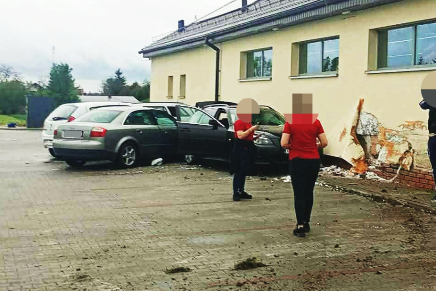 Groźne zderzenie przy sklepie w Cieszanowie. Uszkodzonych pięć aut i budynek