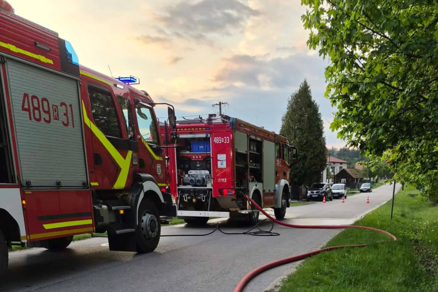 Wybuch butli z gazem i pożar domu w Chlewiskach. Jedna osoba trafiła do szpitala