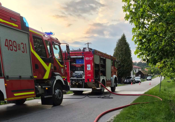 Wybuch butli z gazem i pożar domu w Chlewiskach. Jedna osoba trafiła do szpitala