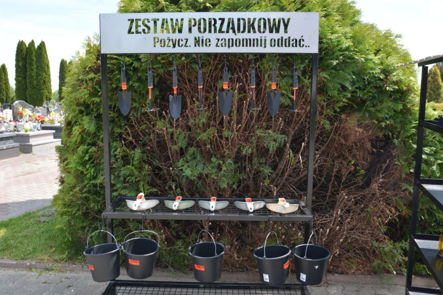 Na lubaczowskich cmentarzach pojawiły się zestawy porządkowe dla odwiedzających