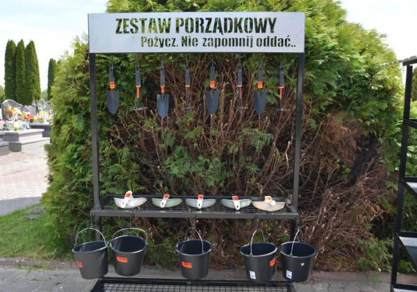 Na lubaczowskich cmentarzach pojawiły się zestawy porządkowe dla odwiedzających