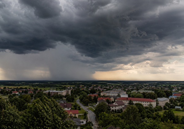 Burze mogą przejść nad powiatem lubaczowskim. IMGW wydał ostrzeżenie