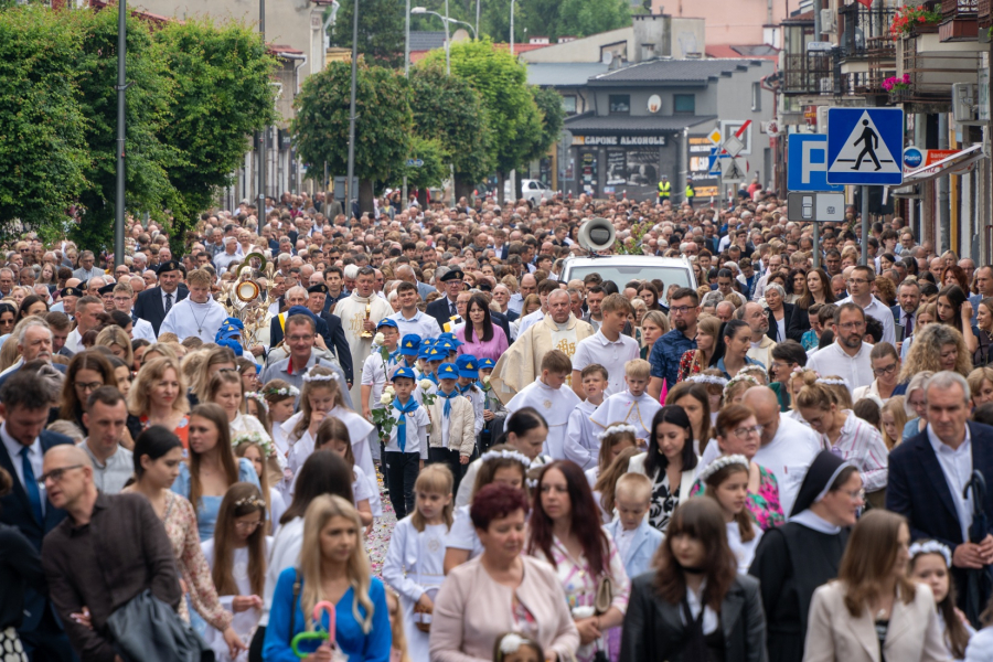 Tłumy wiernych na procesji Bożego Ciała w Lubaczowie [NASZA FOTORELACJA]