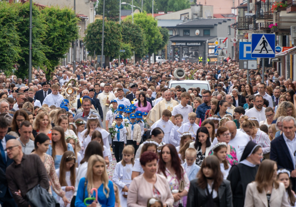 Tłumy wiernych na procesji Bożego Ciała w Lubaczowie [NASZA FOTORELACJA]