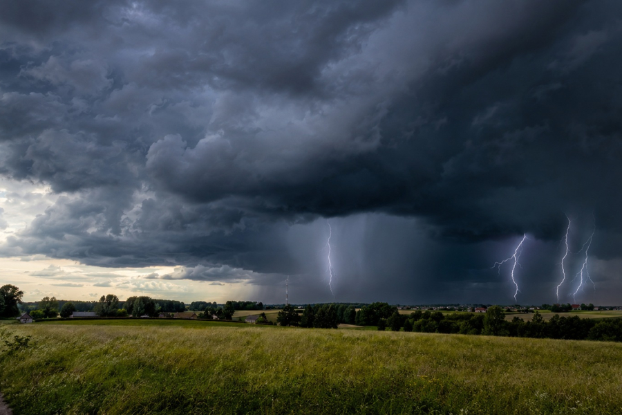 RCB alarmuje, IMGW ostrzega. Nadciąga niebezpieczna pogoda [PROGNOZA]
