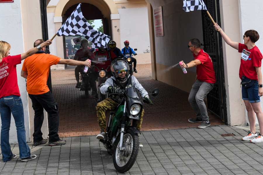 Junaki, Romety i Simsony znów wyjadą z garaży. Rajd Komara coraz bliżej