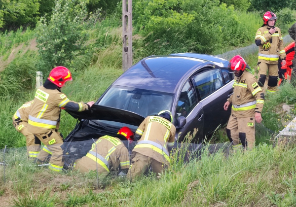 Lipina: Auto uderzyło w przepust. Są utrudnienia w ruchu