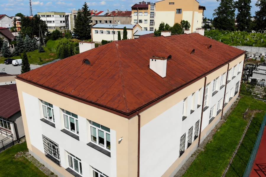 Dach w lubaczowskim "ogólniaku" do przebudowy. Ogłoszono przetarg
