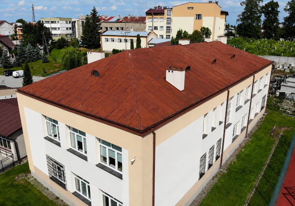 Dach w lubaczowskim "ogólniaku" do przebudowy. Ogłoszono przetarg