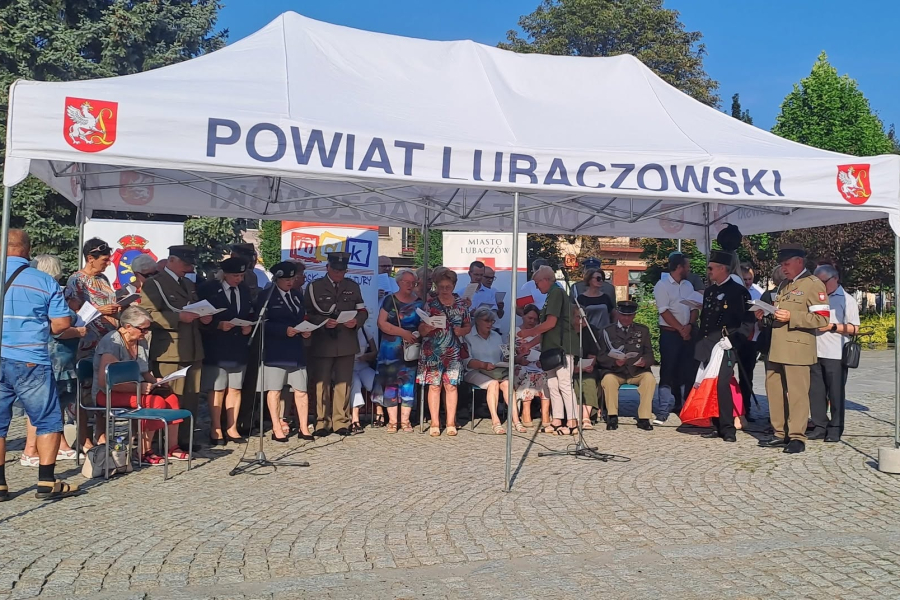 Godzina „W” w Lubaczowie. Mieszkańcy oddali hołd Powstańcom Warszawskim [ZDJĘCIA]
