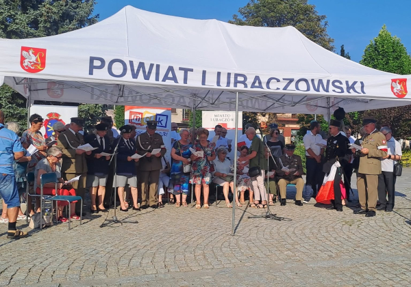 Godzina „W” w Lubaczowie. Mieszkańcy oddali hołd Powstańcom Warszawskim [ZDJĘCIA]