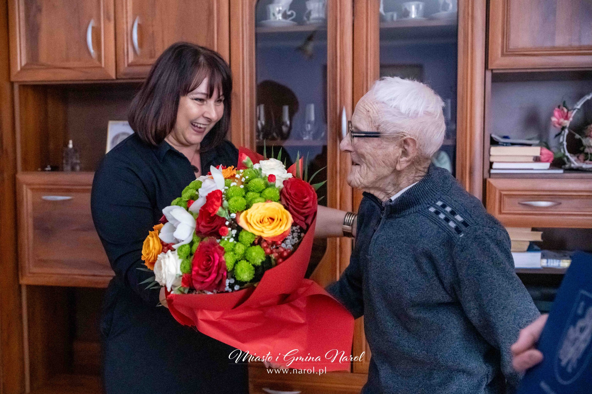 Kwiaty od kierownik Urzędu Cywilnego fot. Miasto i Gmina Narol