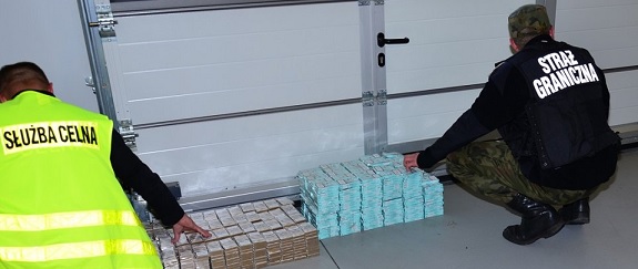 Papierosy ukryte w skrytkach konstrukcyjnych pojazdu