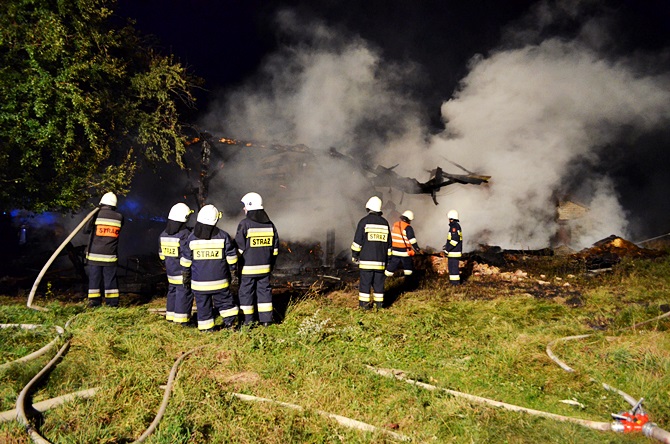 Trzydziestu strażaków walczyło z pożarem w Zalesiu