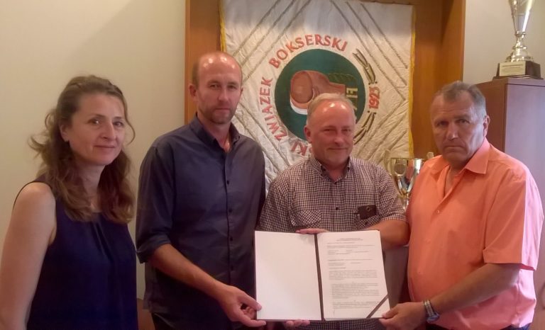 Od lewej: Dorota Janowicz (Sekretarz Generalny PZB), Waldemar Łuczak (Dyrektor MOSiR w Lubaczowie), Janusz W. Zubrzycki (Zastępca Burmistrza Miasta Lubaczowa) oraz Leszek Piotrowski (Prezes PZB) w siedzibie Związku zaraz po podpisaniu umowy dotyczącej organizacji oficjalnego meczu międzypaństwowego Polska – Ukraina kobiet w ramach Światowych Konfrontacji Boksu Olimpijskiego. fot. PZB