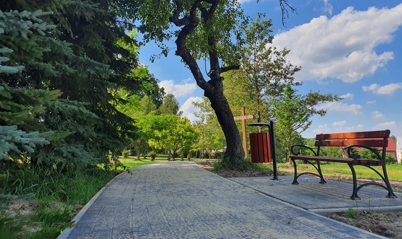 Alejka przy kościele w Wielkich Oczach gotowa