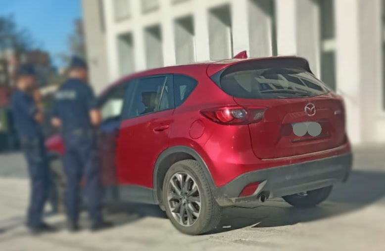 38-latek jechał autem pomimo sądowego zakazu. Miał pasażerkę, która mogła kierować