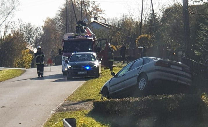 Wypadek w Baszni Dolnej. 18-latek uderzył w przepust [ZDJĘCIA]