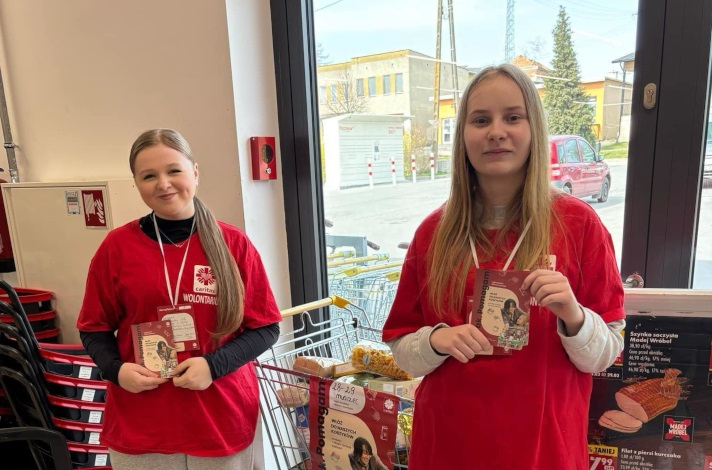 Wielkanocna pomoc ze Szkoły w Cewkowie. Uczniowie zebrali ponad 150 kg żywności