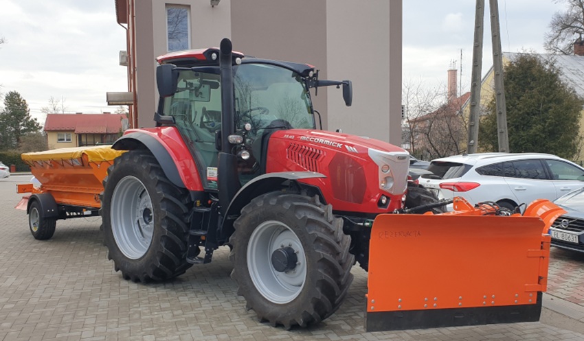 Nowy ciągnik w Gminie Stary Dzików. Będzie służył m.in do odśnieżania dróg